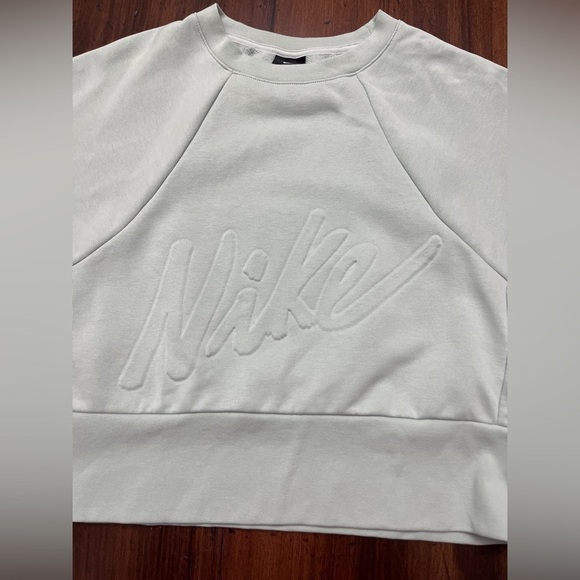 Nike Embossed Cropped Crewneck‎ Sweatshirt Size XS Sage Green Athleisure School - Picture 12 of 13